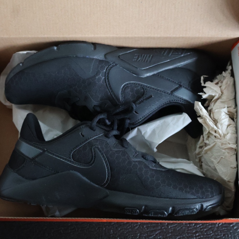 BLACK NIKE TENNIS SHOES